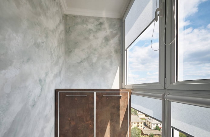 decoració de parets d'un balcó sota marbre