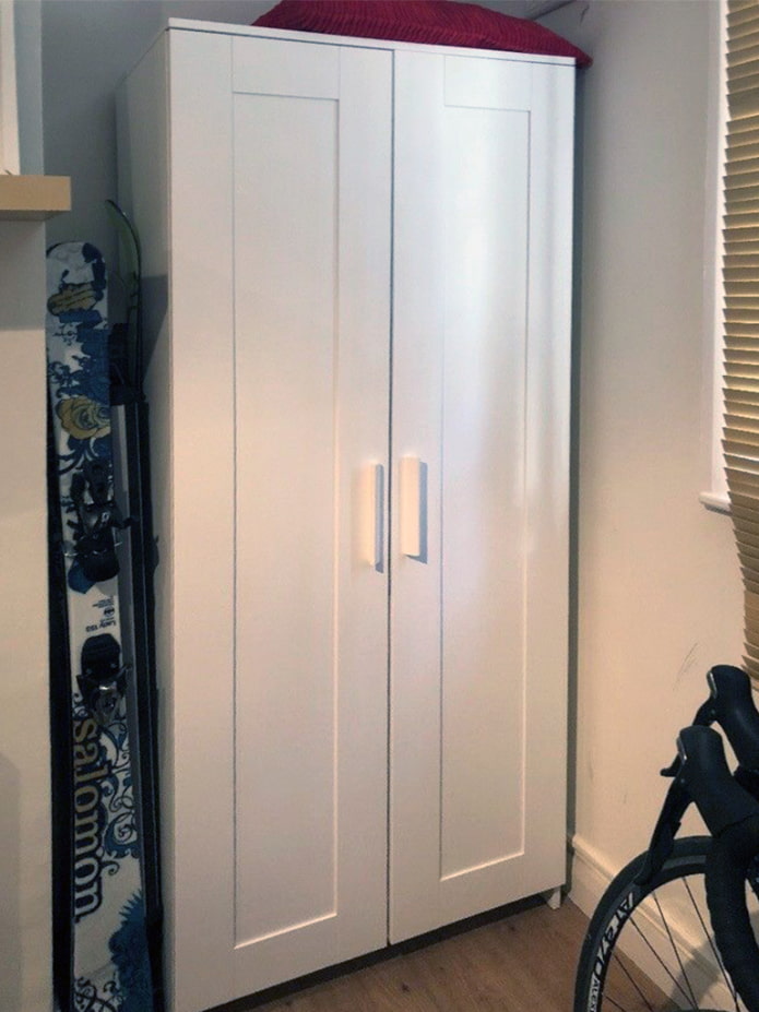 Бял гардероб с две врати