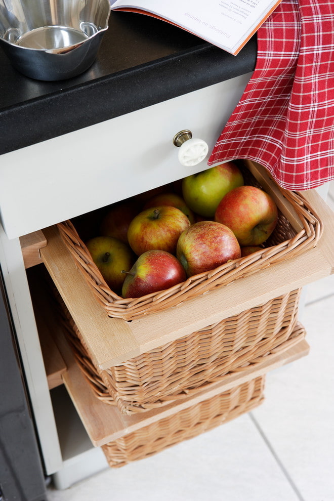 Ябълки в кошници