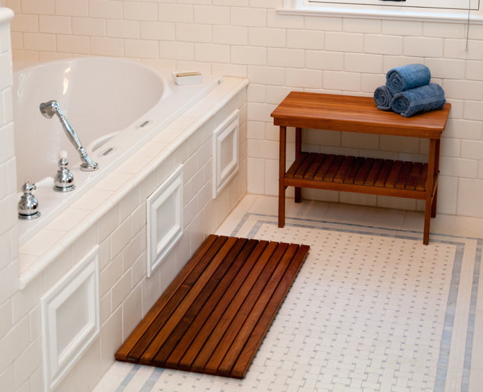 v koupelně dřevěná podlaha