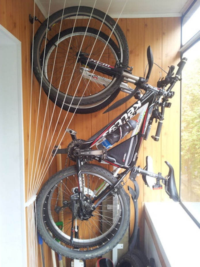 bicicleta pe balcon