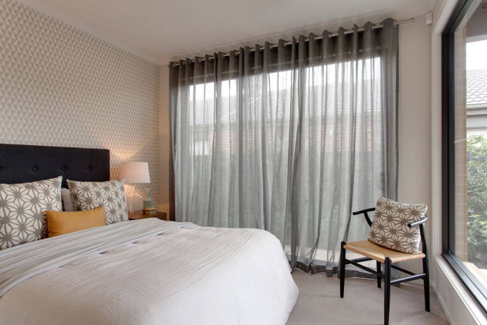 cortines al dormitori amb finestres panoràmiques
