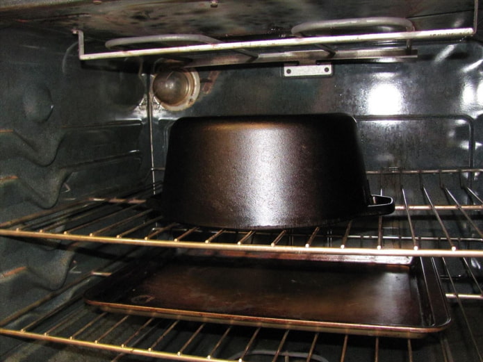 potten worden gestapeld in de oven