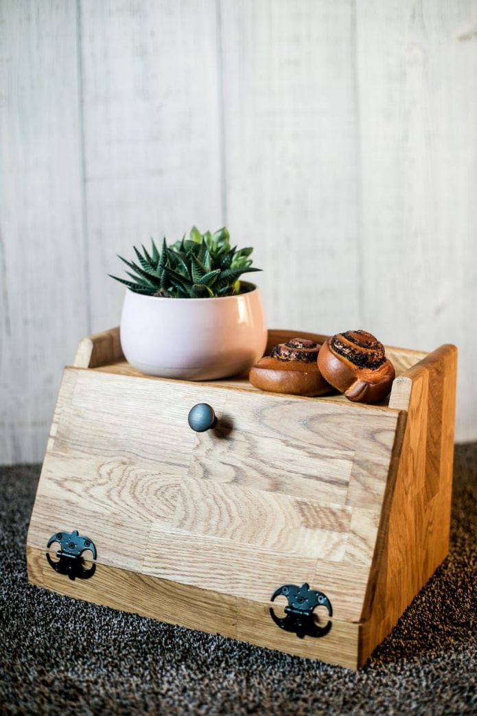 صندوق خبز خشبي مع رف