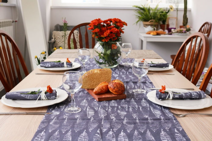 table setting with runner and napkins