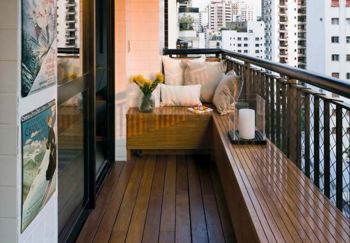 un banc sur le balcon