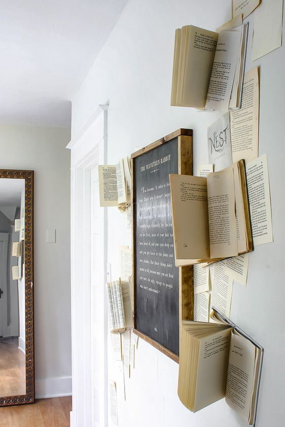 Pissarra de guix envoltada de llibres