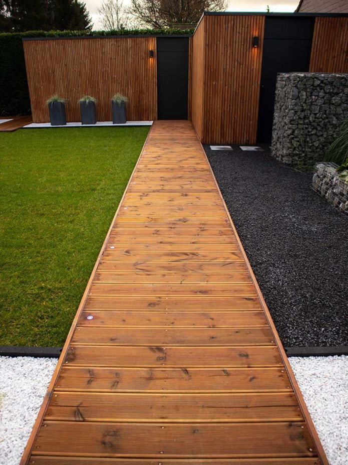 houten pad in de tuin