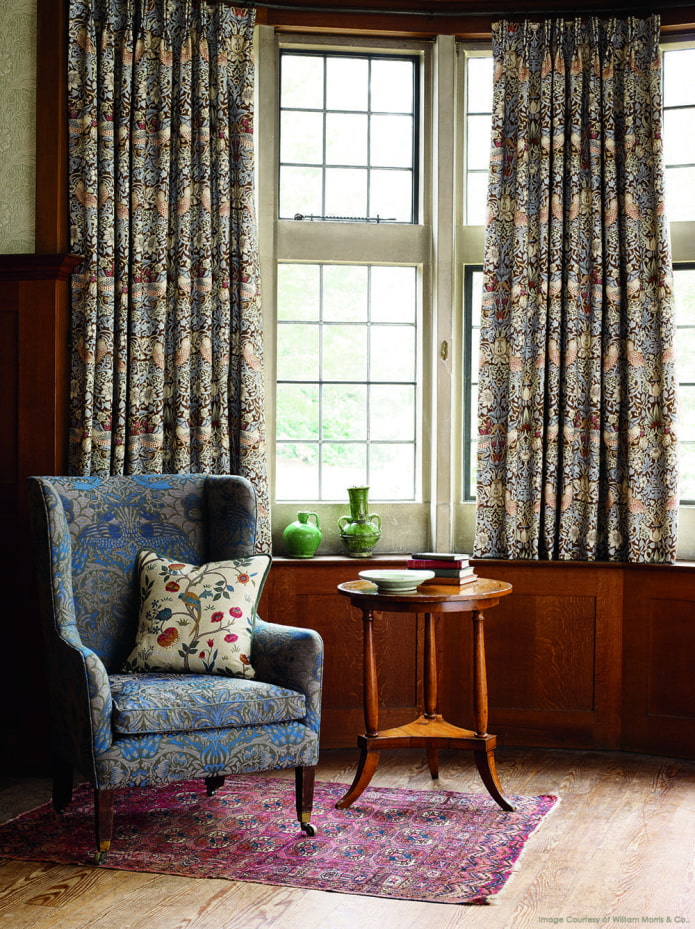 gardiner i stuen i britisk stil
