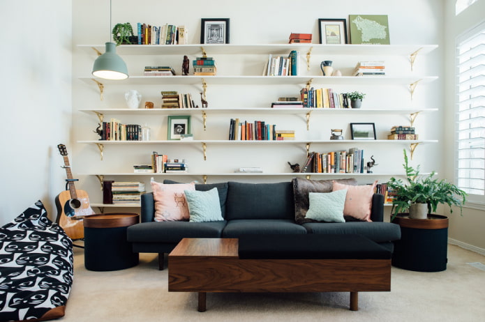 Kawasan sofa dengan buku