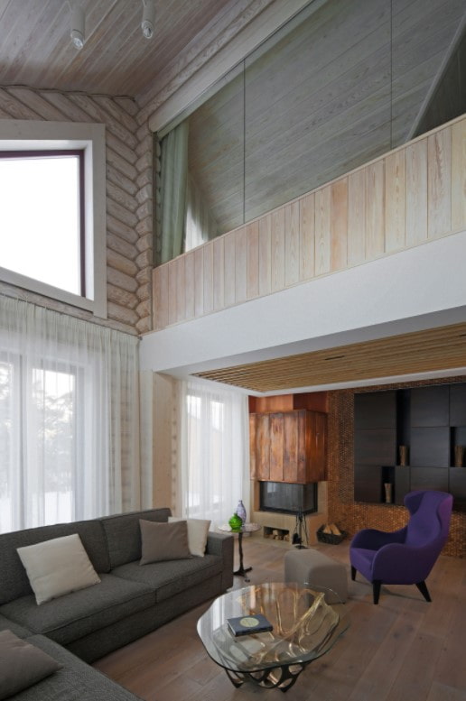 stue med højt til loftet i et privat hus