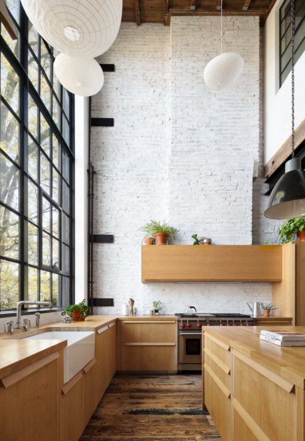 virtuve ar logiem līdz griestiem