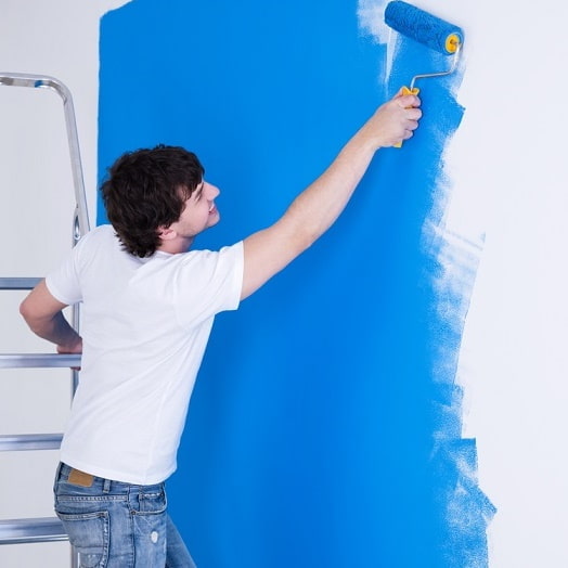 Dipingi il muro con un rullo