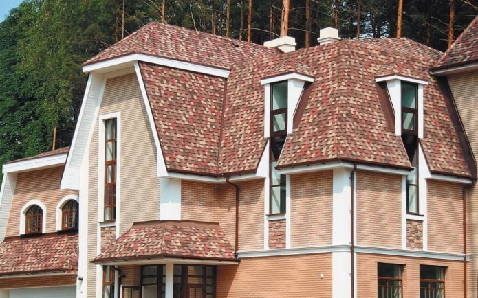 dom z pstrych dachówek bitumicznych