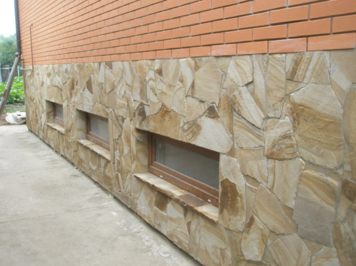 полагане на естествен камък върху фасадата