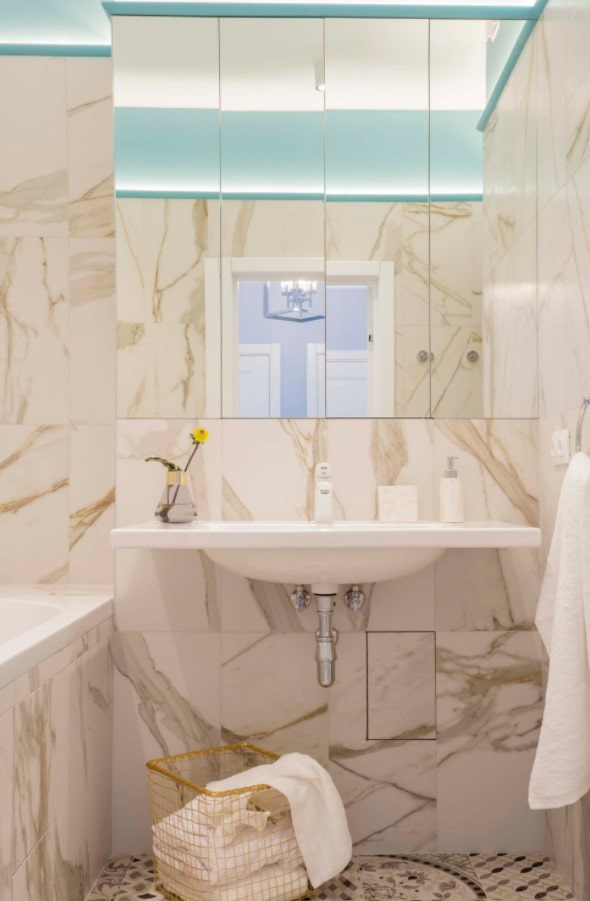 badeværelse med beige marmor