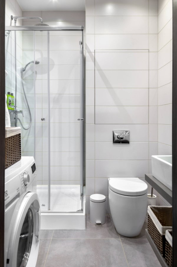 baltas vonios kambarys su pilkomis grindimis