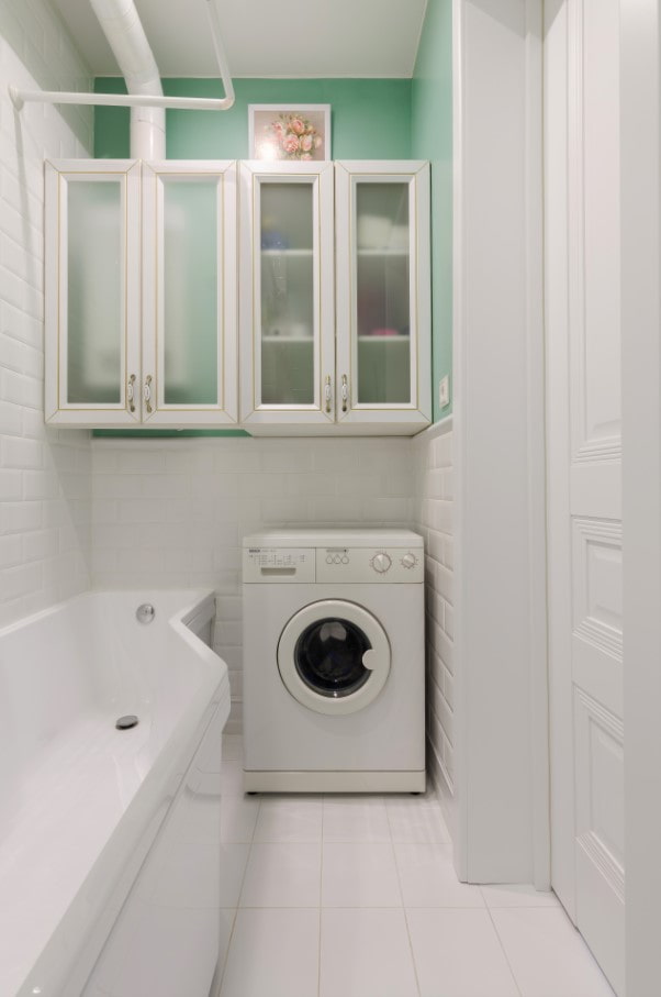 hvor vaskemaskinen skal placeres i et lille badeværelse