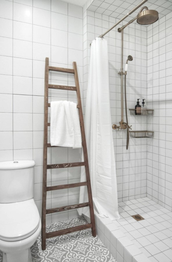 חדר אמבטיה עם מקלחת ושירותים