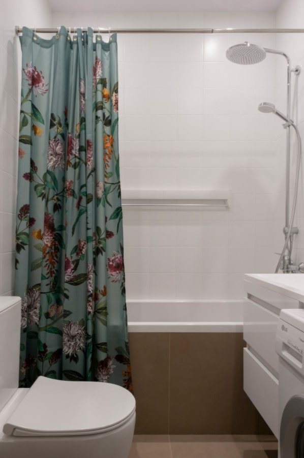 cortina de colors al bany