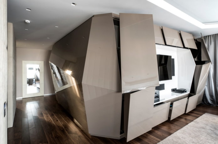 skříň neobvyklého tvaru v obývacím pokoji