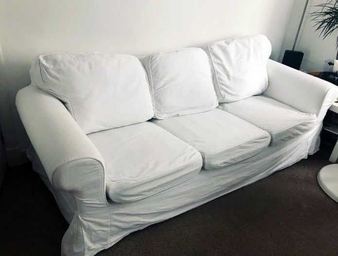 Sofa be pagalvėlių