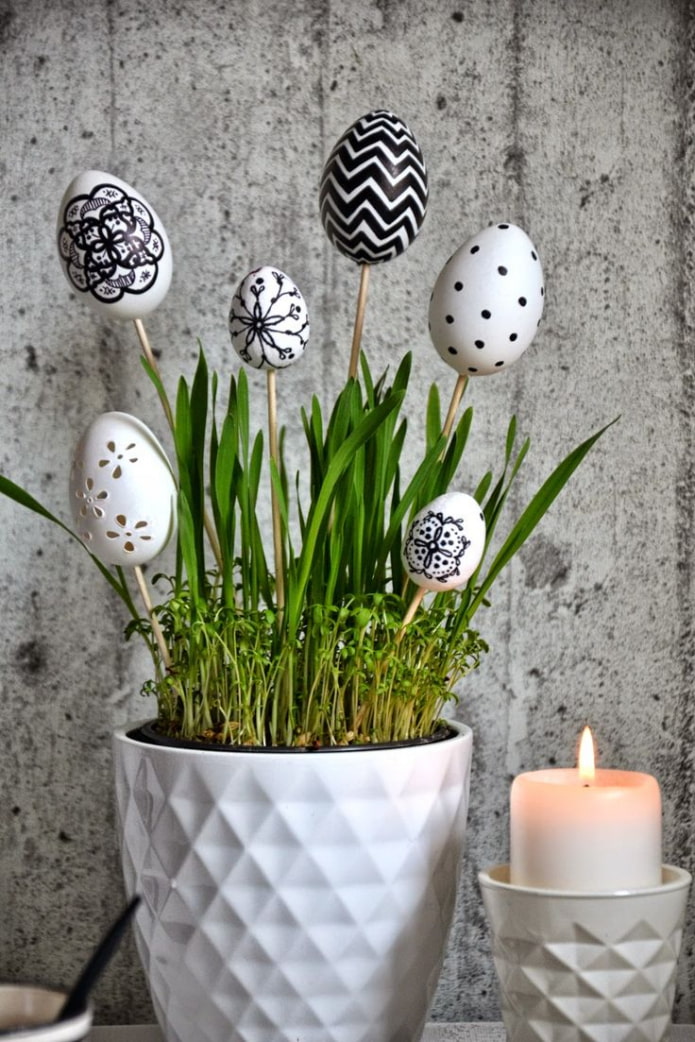 Ouă decorative pe un băț