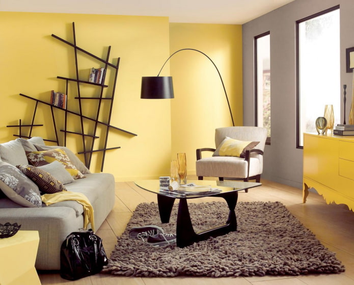 stilīga viesistaba dzeltenās un melnās krāsās