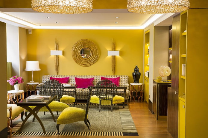 ruang tamu dengan warna kuning kehijauan dengan bantal sofa fuchsia