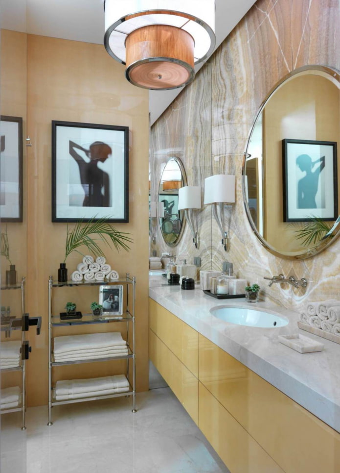 kylpyhuone vaaleankeltaisilla kiiltävillä huonekaluilla
