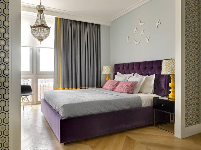 חדר שינה עם מבטאים סגולים וצהובים