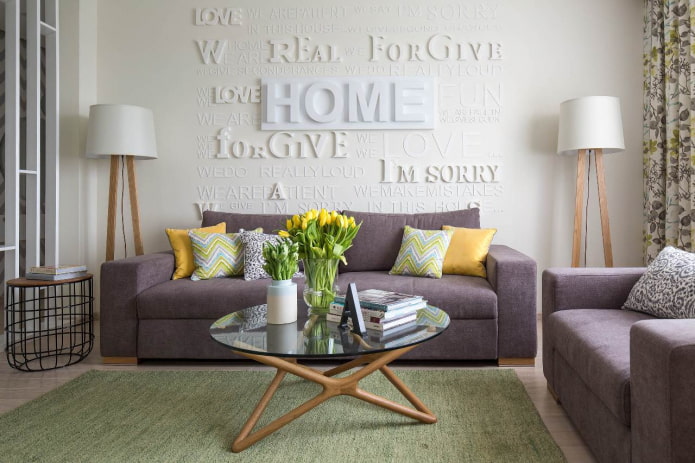 stue med lilla polstrede møbler og gule puder