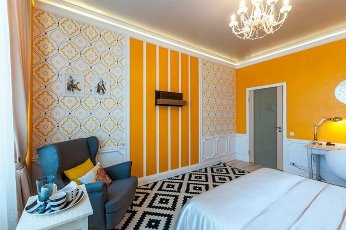 вложка от ярко жълти вертикални ивици на стената на спалнята