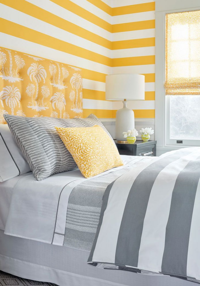 soveværelse i gule og grå nuancer med stribet tapet