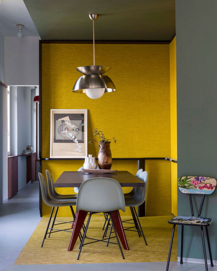 bức tường màu vàng trong phòng ăn