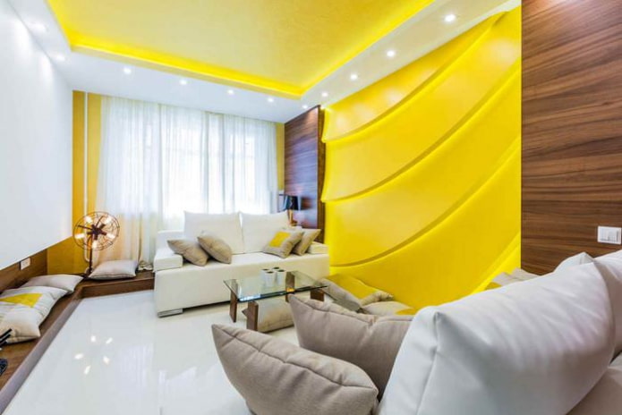 geltonos įtempiamos lubos ir sienų dekoras svetainėje