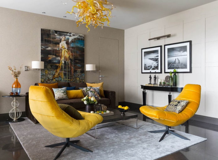 жълти кресла и възглавници в хола