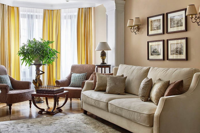cortines de color groc clar a la sala d’estar