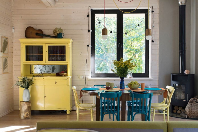 מזנון צהוב וכיסאות במטבח