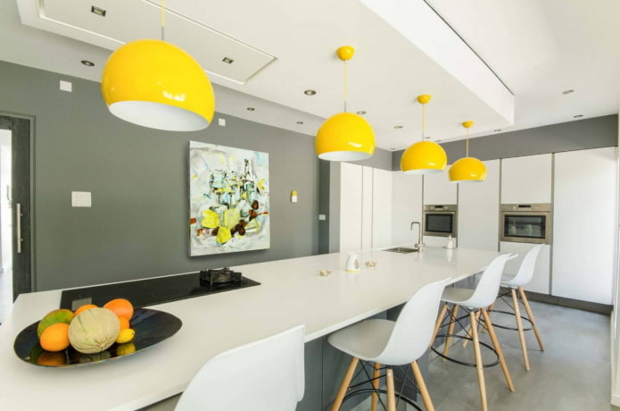 żółte lampy wiszące w kuchni