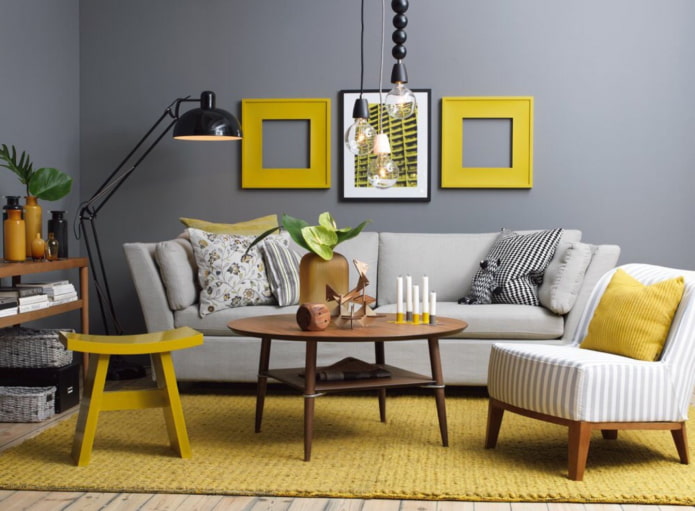 žlté akcenty v sivobielej obývacej izbe