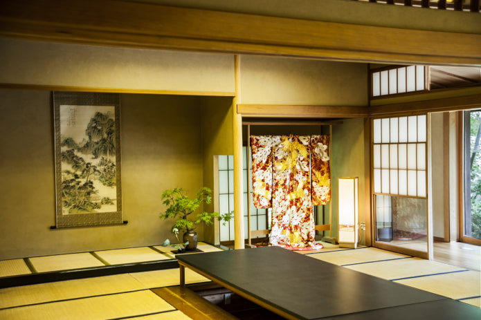 žalsvai geltonas japoniško stiliaus kambarys