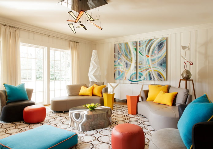 ruang tamu avant-garde dengan aksen kuning, merah dan pirus