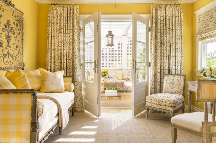 Camera in stile provenzale nei toni del bianco e del giallo