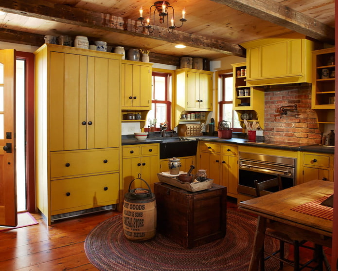 kaimo stiliaus virtuvė su geltonos medienos baldais