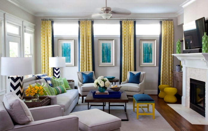 moderne witte woonkamer met gele en blauwe accenten