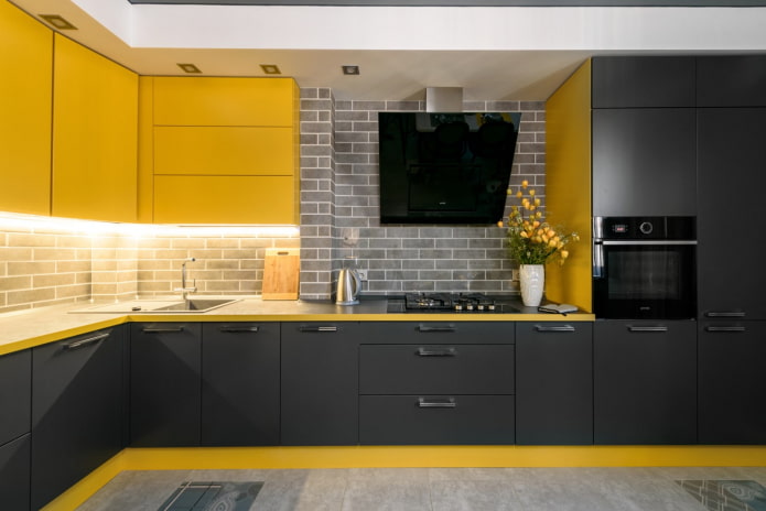 pilkos ir geltonos palėpės stiliaus virtuvė