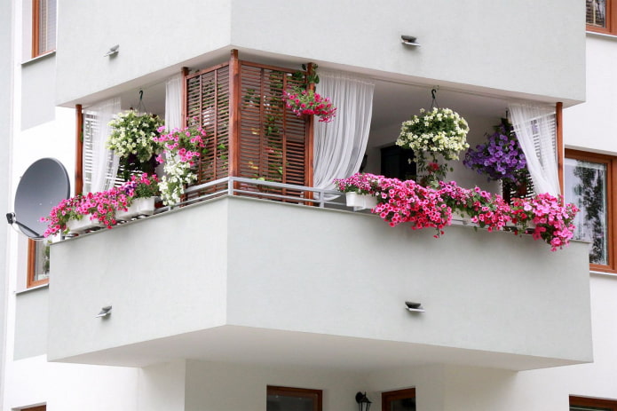 balkona apdare ar ziediem