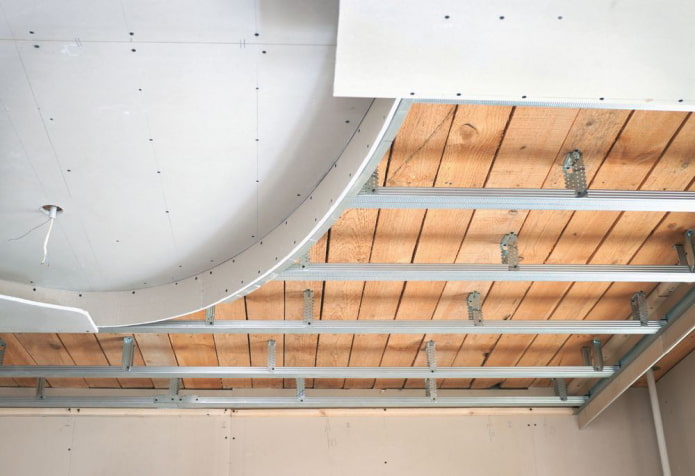 installation d'un plafond en plaques de plâtre à deux niveaux