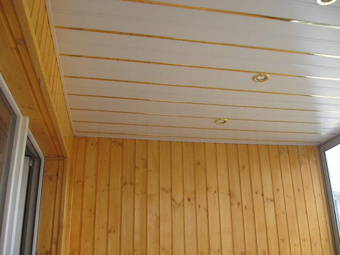 Podsvícené PVC panely na stropě balkonu